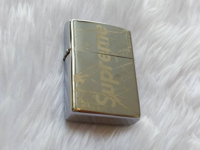 ไฟแช็กสไตล์ซิปโป้ ลาย Supreme ไม่มีกล่อง