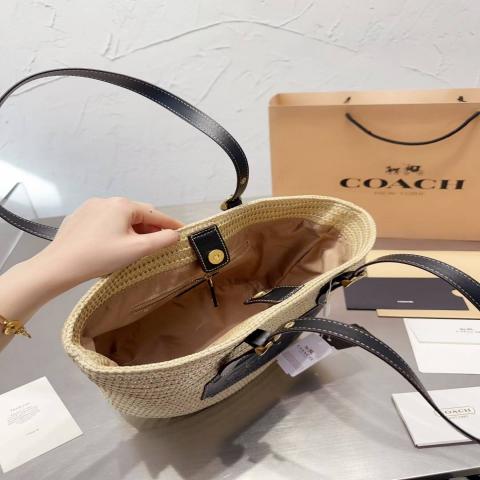 กระเป๋า COACH - Structured Tote 