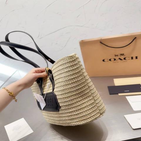 กระเป๋า COACH - Structured Tote 