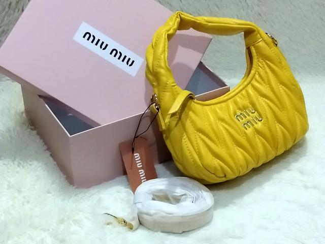 กระเป๋า Miu Miu - Wander Mini Hobo Bag (สีเหลือง)