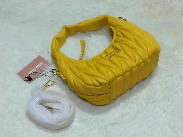 กระเป๋า Miu Miu - Wander Mini Hobo Bag (สีเหลือง)