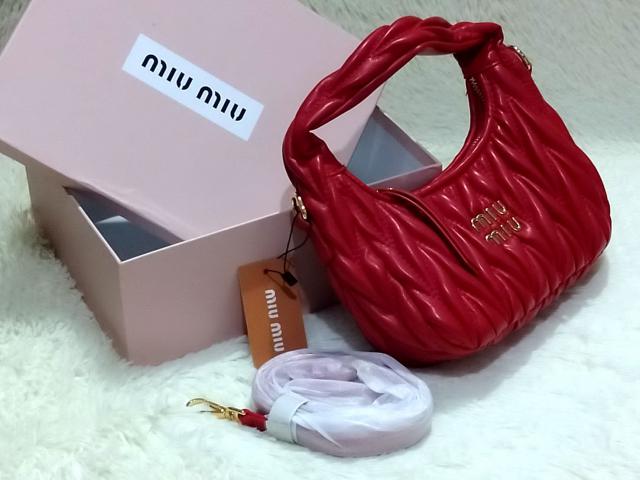 กระเป๋า Miu Miu - Wander Mini Hobo Bag (สีแดง)