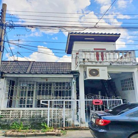 รัชดาภิเษก ทาวน์เฮาส์ ทำเลดี ใกล้ รถไฟฟ้าสีแดงจตุจักร 0.8 กม.  ประชาชื่น ถูกที่สุด 2 นอน 2 น้ำ  160ตร.ม.24 ตร.วา