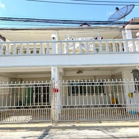 อุดมสุข47-53 MRTศรีอุดม0.6 กม. เซ็นทรัล บางนา 1.6 กม.ใหญ่มาก ให้เช่าทาวน์เฮาส์ 2 ชั้น 4 นอน 2 น้ำ 150ตร.ม.28 ตร.วา.เฟอร์จัดเต็ม 