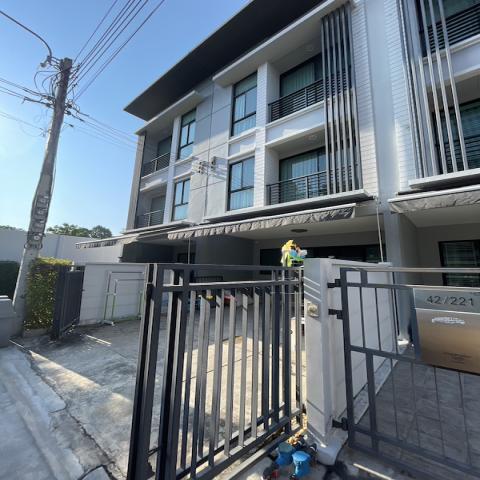 BH2847 ให้เช่าบ้านกลางเมืองรัตนาธิเบศร์  ทาวน์โฮม 3ชั้น 3นอน 3น้ำ หน้าบ้านกว้าง 5เมตร จอดรถได้ 2คัน พื้นที่ใช้สอย 149 ตร. ม.