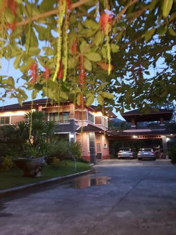 ขายบ้านเดี่ยวพร้อมสิ่งปลูกสร้างอื่นๆ บรรยากาศร่มรื่นแบบธรรมชาติ​สงบ​ร่มเย็น​  ไม่มีมลพิษรบกวน อยู่ในตัวเมืองระนอง เยื้องบิ๊กซีระนอง อำเภอเมืองระนอง จังหวัดระนอง