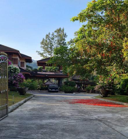ขายบ้านเดี่ยวพร้อมสิ่งปลูกสร้างอื่นๆ บรรยากาศร่มรื่นแบบธรรมชาติ​สงบ​ร่มเย็น​  ไม่มีมลพิษรบกวน อยู่ในตัวเมืองระนอง เยื้องบิ๊กซีระนอง อำเภอเมืองระนอง จังหวัดระนอง
