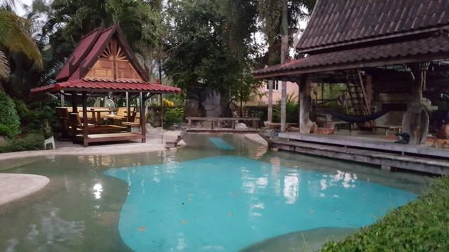 ขายบ้านเดี่ยวพร้อมสิ่งปลูกสร้างอื่นๆ บรรยากาศร่มรื่นแบบธรรมชาติ​สงบ​ร่มเย็น​  ไม่มีมลพิษรบกวน อยู่ในตัวเมืองระนอง เยื้องบิ๊กซีระนอง อำเภอเมืองระนอง จังหวัดระนอง