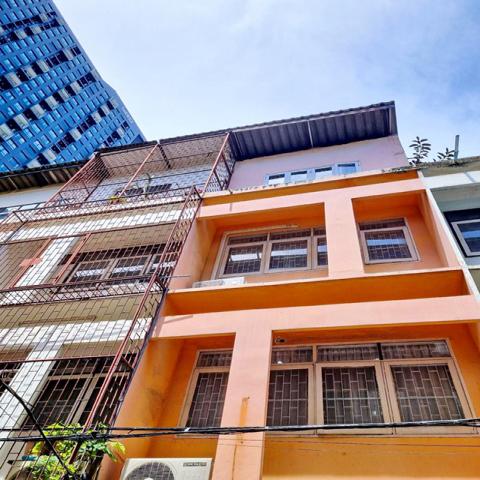 โลตัส สุขุมวิท50 900 ม.สุขุมวิท89-95 BTSบางจาก 308 ม. อาคารพาณิชย์ 4 ชั้น ให้เช่าชั้น 2-4 3นอน  รร.นานาชาติเวลส์ 450 ม.