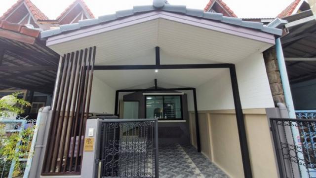 ขายทาวน์เฮ้าส์ 2 ชั้น รีโนเวทใหม่ ใกล้โรงเรียนเตรียมน้อม ซอยมีสทีน ถนนรามคำแหง - ราษฏร์พัฒนา  แขวงราษฎร์พัฒนา เขตสะพานสูง กรุงเทพฯ