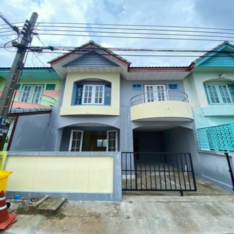 ทาวน์โฮมรีโนเวทใหม่ พร้อมอยู่ โครงการหมู่บ้านสุชา บางบัวทอง ตำแหน่งบ้านดีอยู่ต้นซอย ถนนส่วนกลางหน้าบ้านกว้าง 8 เมตร สามารถจอดรถหน้าบ้านได้ 