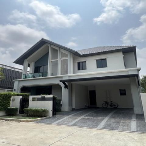 บ้านหรู สไตล์ Modern Luxury  ติดถนนใหญ่ หมู่บ้านหรู หลังมุม แต่งครบ Built in ทั้งหลัง โครงการ บางกอกบูเลอร์วาร์ด ศรีนครินทร์- บางนา