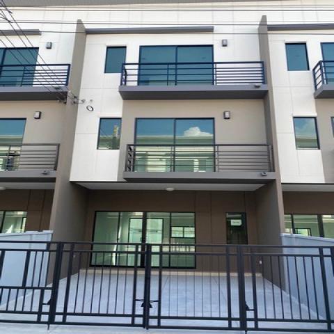 ให้เช่าทาวโฮม3ชั้น ใกล้แฟชั่นฯ รถไฟฟ้า และจุดขึ้นลงทางด่วนเพียง 5 นาที  โครงการบ้านกลางเมืองรามอินทรา  