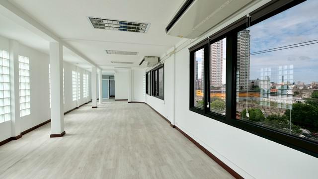 M58ให้เช่าพื้นที่สำนักงานออฟฟิศหรือร้านค้า ขนาด 100 ตารางเมตร  ชั้น 5  ริมถนนนราธิวาส ติดคอนโด rhythm ใกล้BTS ช่องนนทรี