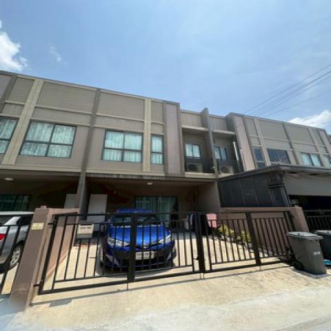 ขายทาวน์โฮม โครงการ เวิร์ฟ เพชรเกษม 81 (Verve  Phetkasem 81) โครงการ1  บรรยากาศเงียบสงบ ต่อเติมครัวแล้ว ไม่มีรอยทรุด ขนาด 17.7 ตารางวา!