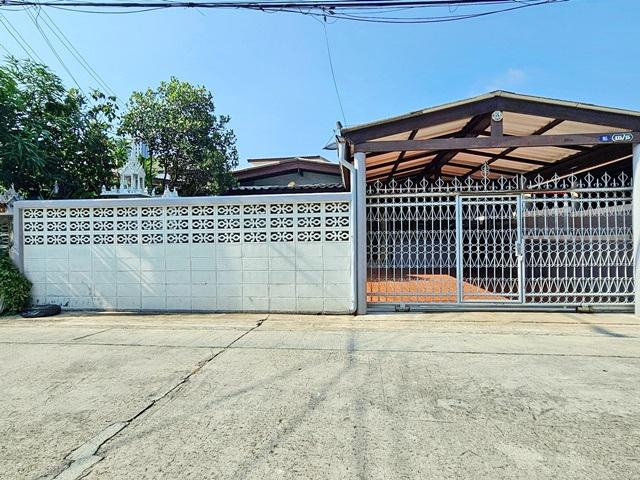 MRTแยกนนทบุรี 1 1.1 กม โรบินสัน รัตนาธิเบศร์ 1.3กม.ให้เช่าบ้านเดี่ยว 49ตร.วา. 200 ตร.ม. โลตัส พระนั่งเกล้า 500ม.3 นอน 2 น้ำ 4 แอร์
