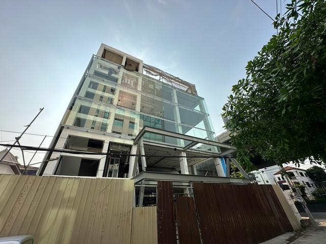 ขายสำนักงาน 5 ชั้น มีลิฟท์โดยสาร และลิฟท์จอดรถ ย่านพระราม 9 ใกล้ห้างเดอะไนน์ ( สร้างใหม่ )