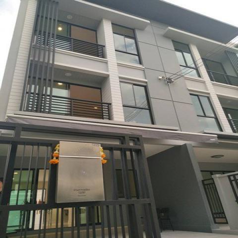 ให้เช่าทาวน์โฮม3 ชั้นตรงข้ามเซ็นทรัลรัตนาธิเบศร์  หลังมุม ติดสวน ใกล้สถาณีรถไฟฟ้า สายสีม่วง บ้านกลางเมือง รัตนาธิเบศร์ 