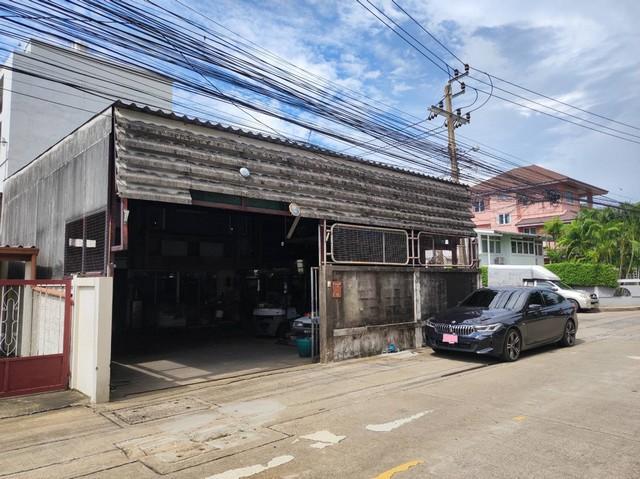 ให้เช่าโกดัง พร้อมบ้านบ้าน 2 ชั้น หมู่บ้านเสรี พระราม 9 แปลงมุม อยู่ตรงข้ามเดอะไนน์