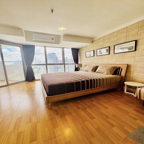Waterford Sukhumvit 30 Clean quiet spacious 24th floor BTS Phrom Phong