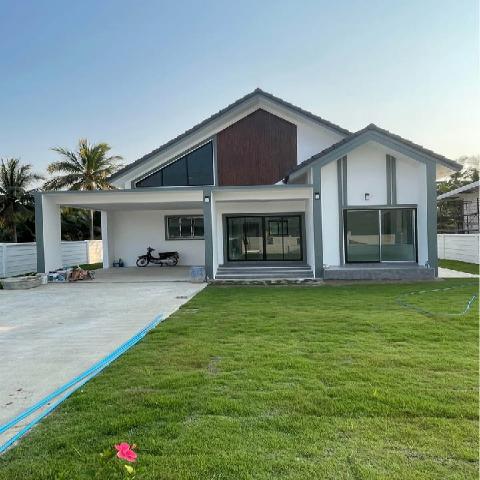 อยู่สบาย พร้อมเฟอร์ 95 ตร.ม.บ้านเดี่ยวสไตล์นอร์ดิก ใหม่ โปร่งโล่ง แม่กลอง  24 ตร.วา. รพ.สมุทรสงคราม 7.1 กม.3 นอน 2 น้ำ