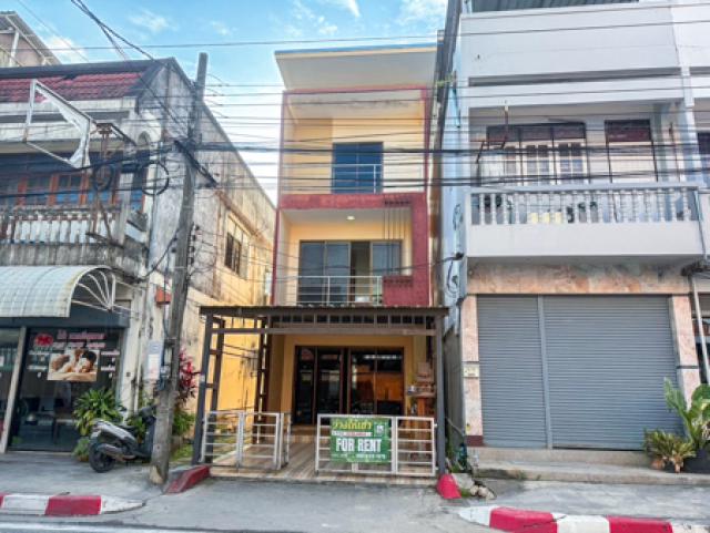 อาคารพาณิชย์ 3 ชั้น 3 ห้องนอน 4 ห้องน้ำ ให้เช่า ทำเลดีในหน้าทอน เกาะสมุย ใกล้ตลาดและท่าเรือ