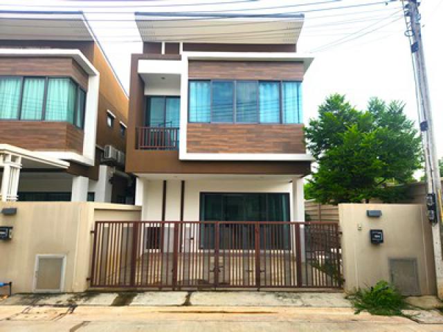 ทาวน์โฮมโมเดิร์น 2 ชั้น ทำเลศักยภาพ บันไดม้า – ปากช่อง  บ้านสไตล์โมเดิร์นอิสระ 2 ชั้น 4 ห้องนอน 3 ห้องน้ำ พร้อมเฟอร์นิเจอร์ครบ 