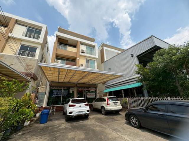 ขายตึกโฮมออฟฟิศ   3  ชั้นครึ่ง เนื้อที่ 71.5 ตร.วา ติดถนนใหญ่พุทธมณฑลสาย 3 เหมาะทำการค้าและออฟฟิศในตัว หรืออยู่อาศัยก็ได้!!