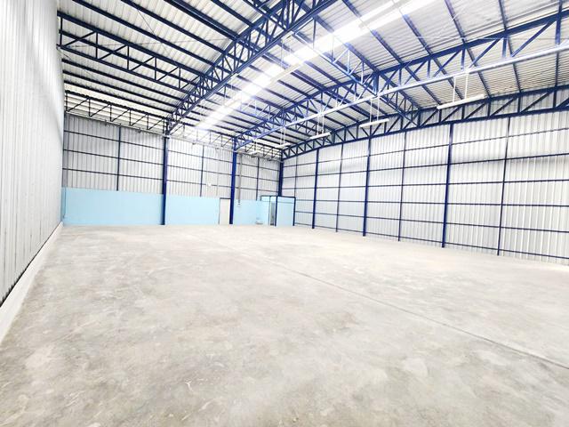  ลาดกระบัง  โกดังให้เช่าใหม่ 500ตรม. 4โรง เดินถึง ARL ลาดกระบัง 648 ม. สนามบินสุวรรณภูมิ 4 กม.  สารสาสน์วิเทศร่มเกล้า 4.8 กม.