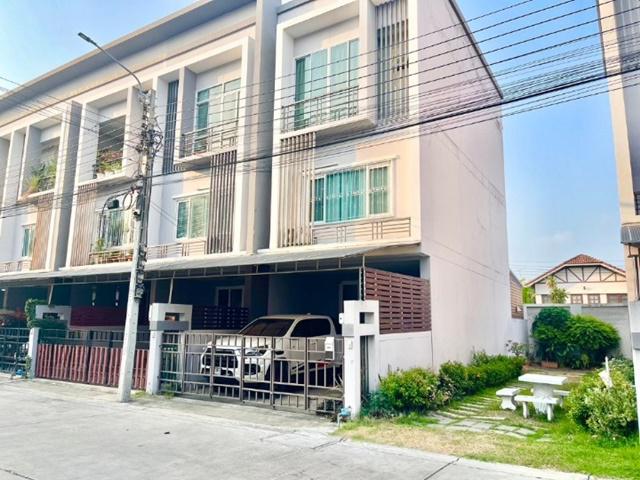 MRTแคราย 1.4 กม. เดอะมอลล์ งามวงศ์วาน 2.5 กม.ให้เช่าทาวน์โฮม 19ตร.วา.229ตร.ม. 3ชั้น 3นอน 4น้ำ เฟอร์ 4แอร์ MRTสนามบินน้ำ 1.1กม.  