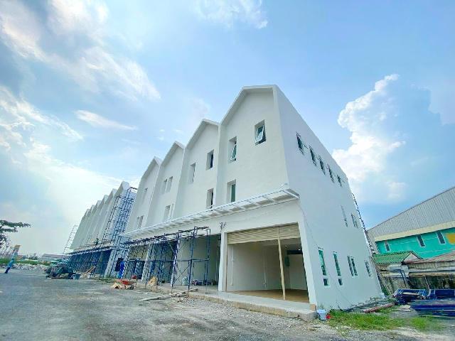 APL ลาดกระบัง 8.3 กม.ตลาดนครฉลองกรุง 2.1 กม. ให้เช่าอาคารพาณิชย์ 3 ชั้น ทันสมัย 18 ตร.วา.220 ตร.ม.  รร.สาธิตนานาชาติ สจล. 7.3 กม.