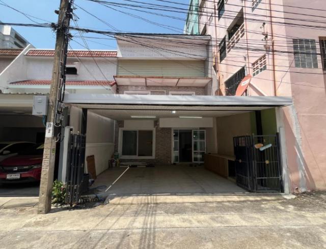  ให้เช่าทาวน์เฮาส์ 2 ชั้น รามคำแหง 24 ตรงสี่แยกถาวรธวัช ใกล้มหาลัยรามคำแหง 