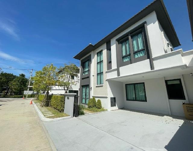 บ้านใหม่ หรู 2 ชั้น 210 ตร.ม. ย่านเมกาบางนา บรรยากาศร่มรื่น วิวสวน รร.นานาชาติคอนคอร์เดียน 600 ม.4 น้ำ  สูง โปร่ง พร้อมเฟอร์ เครื่องใช้ไฟฟ้า