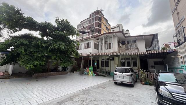 ขายที่ดินพร้อมสิ่งปลูกสร้าง ย่านธุรกิจ ใจกลางเมืองกรุงเทพมหานคร ใกล้สถานีรถไฟฟ้า เดินทางสะดวก 