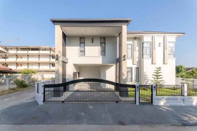 ชายบ้านเดี่ยวสองชั้น Modern classic บ้านพร้อมสระว่ายน้ำ 