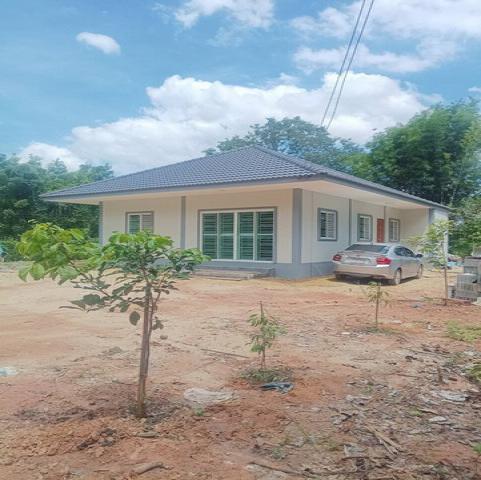 ขายบ้านเดี่ยวชั้นเดียวสร้างใหม่ในหมู่บ้านเชิงเขา อำเภอเมือง จังหวัดนครนายก เนื้อที่ 138 ตารางวา